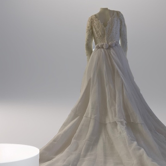 Pre loved 🥰 Morilee Vintage, minimal Raw Silk Wedding Dress. - Picture 3 of 15